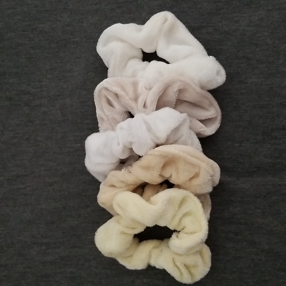 5 white hair ties